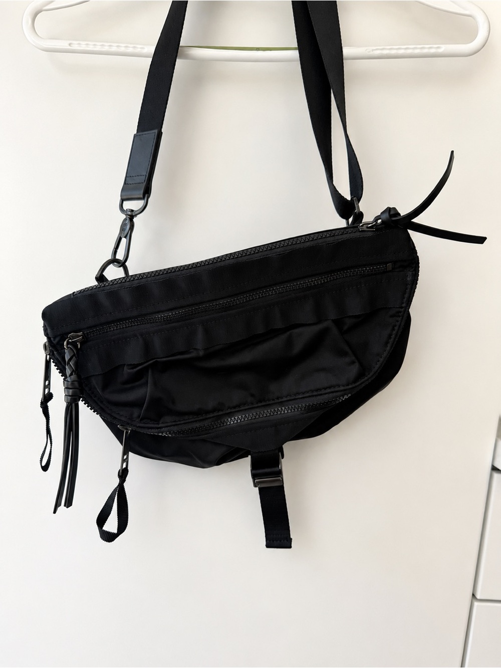 lululemon athletica Black Crossbody Sling Bag with Zip Pockets